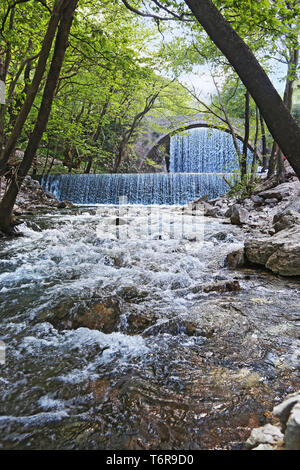 Cascades de double Palaiokaria à Trikala Thessalie Grèce - pont en arc de pierre entre les deux chutes d'eau Banque D'Images