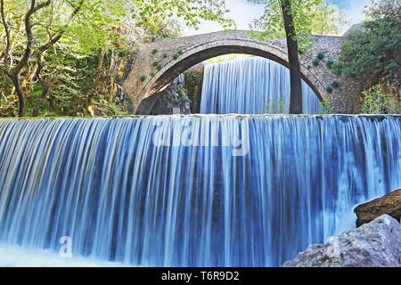 Cascades de double Palaiokaria à Trikala Thessalie Grèce - pont en arc de pierre entre les deux chutes d'eau - photos à longue exposition Banque D'Images