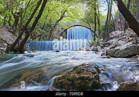 Cascades de double Palaiokaria à Trikala Thessalie Grèce - pont en arc de pierre entre les deux chutes d'eau - photos à longue exposition Banque D'Images