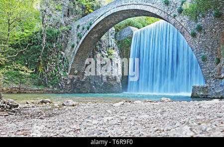 La cascade de Palaiokaria à Trikala Thessalie Grèce - pont en arc de pierre entre les deux chutes d'eau - photos à longue exposition Banque D'Images