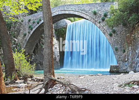 La cascade de Palaiokaria à Trikala Thessalie Grèce - pont en arc de pierre entre les deux chutes d'eau - photos à longue exposition Banque D'Images