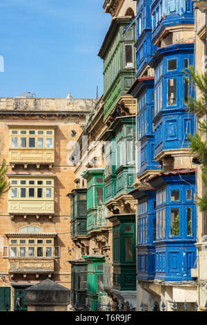 La fin de l'après-midi le soleil s'allume en maisons traditionnelle maltaise le Sapeur rue avec leurs façades en pierre calcaire et galleriji Banque D'Images