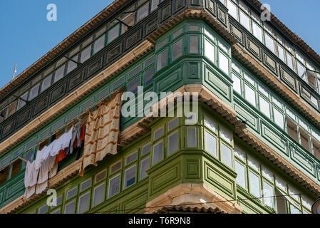 Suspendue au bout d'un lavage du bois clos traditionnel balcon (galleriji) sur un immeuble à l'angle des rues du nord et de la République Banque D'Images