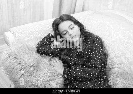 Le matin avant Noël. Le Sommeil. en attente de santa. Hiver. petite fille dormir à la maison. Noël famille vacances. bonne année. Sweet home. petit enfant fille attendre pour cadeau de Noël. rêver de don. Banque D'Images