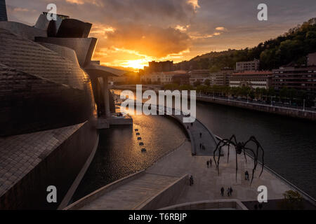 Le Musée Guggenheim de Bilbao, près de la rivière au coucher du soleil, vue de pont de la salve Banque D'Images