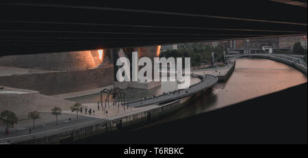 Le Musée Guggenheim de Bilbao, près de la rivière au coucher du soleil, vue de pont de la salve Banque D'Images