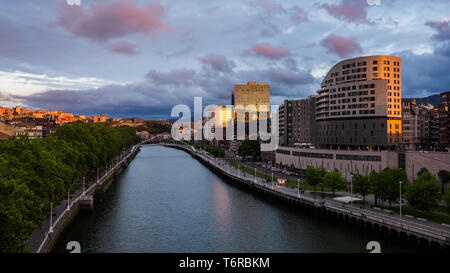Le Musée Guggenheim de Bilbao, près de la rivière au coucher du soleil, vue de La Salve pont. Pont Calatrava Banque D'Images