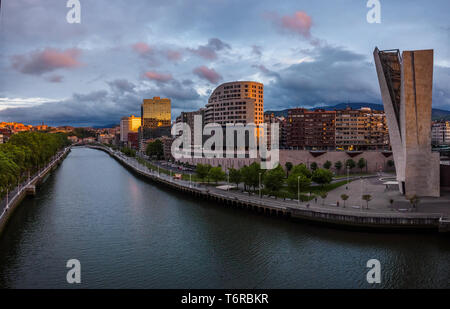 Le Musée Guggenheim de Bilbao, près de la rivière au coucher du soleil, vue de La Salve pont. Pont Calatrava Banque D'Images