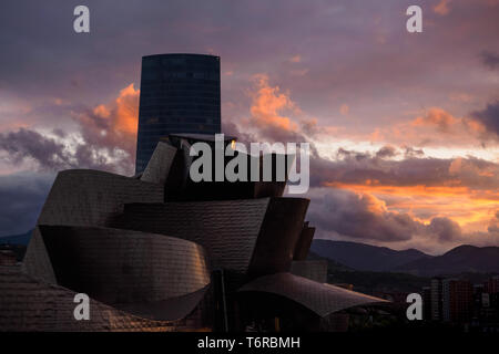 Le Musée Guggenheim de Bilbao, près de la rivière au coucher du soleil, vue de pont de la salve Banque D'Images