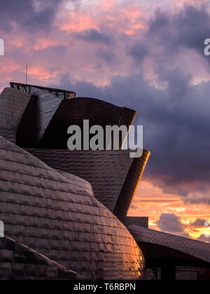 Le Musée Guggenheim de Bilbao, près de la rivière au coucher du soleil, vue de pont de la salve Banque D'Images