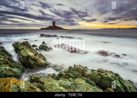 France Cote Azur - Cap du Dramont, où vous pouvez voir l'Ile d'Or est la plus pittoresque promontoire de la Corniche de l'Esterel, l'une des plus belles rues du monde situé dans le sud de la France. Banque D'Images