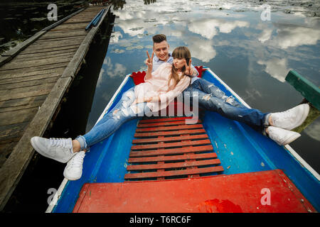 L'amour est tout ce qui compte. Vue de dessus du beau couple smart phone selfies en position couchée dans le bateau. Histoire d'amour Banque D'Images