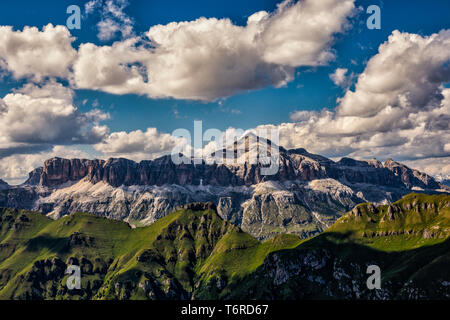 Groupe du Sella vu de la Marmolada - les Dolomites du patrimoine mondial de l'UNESCO, sont parmi les plus belles montagnes du monde, uniques en leur genre sont la fierté des Alpes. Banque D'Images