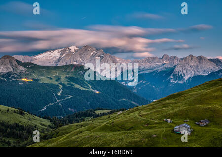 Les Dolomites Dolomites Marmolada - déclarée patrimoine naturel de l'UNESCO, sont parmi les plus belles montagnes du monde, uniques en leur genre sont la fierté des Alpes. Banque D'Images