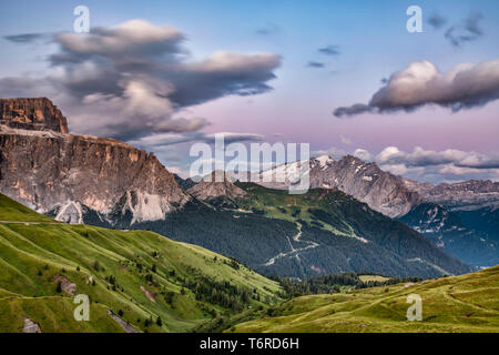 Passo Sella - Dolomites Les Dolomites déclaré patrimoine naturel de l'UNESCO, ils sont parmi les plus belles montagnes du monde, uniques en leur genre sont la fierté des Alpes. Banque D'Images