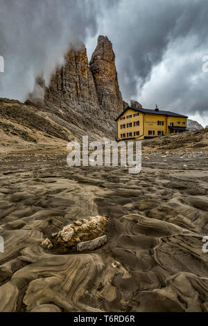 Re Dolomites Alberto Refuge - les Dolomites déclaré patrimoine naturel de l'UNESCO, sont parmi les plus belles montagnes du monde, uniques en leur genre sont la fierté des Alpes. Banque D'Images