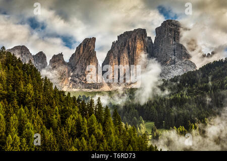 Dolomiti Sassolungo - les Dolomites déclarée patrimoine naturel de l'UNESCO, sont parmi les plus belles montagnes du monde, uniques en leur genre sont la fierté des Alpes. Banque D'Images