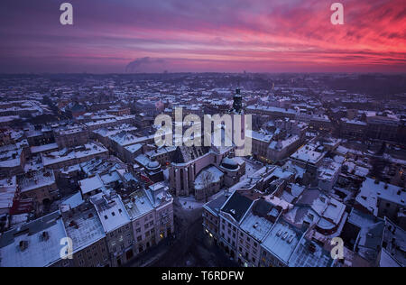 Vue d'Europe occidentale de crépuscule ville Lviv, architecture Banque D'Images