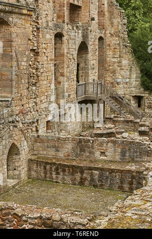 DUNFERMLINE, Ecosse - août 02, 2017 : Cité Médiévale monastère roman et cimetière bénédictin dans la ville écossaise de Dunfermline à Fife Banque D'Images