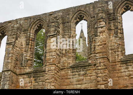 DUNFERMLINE, Ecosse - août 02, 2017 : Cité Médiévale monastère roman et cimetière bénédictin dans la ville écossaise de Dunfermline à Fife Banque D'Images