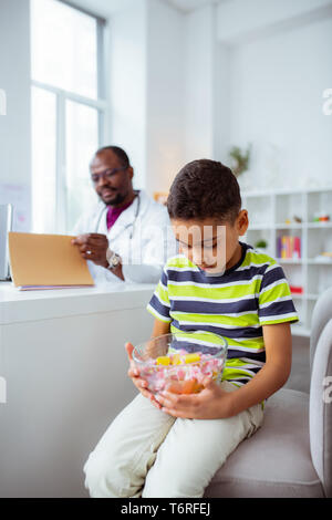 Son père qui travaille en bonbons comme médecin à l'hôpital Banque D'Images