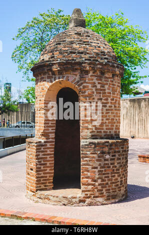 Poste de garde coloniale ronde en brique dans la zone coloniale de Santo Domingo République Dominicaine Banque D'Images