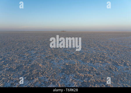 Coucher du soleil sur les plaines salées de Asale Lake dans la dépression Danakil en Ethiopie, Afrique Banque D'Images