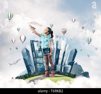 Concept d'enfance heureuse insouciante avec girl rêver d'avenir Banque D'Images