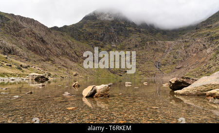 Vue panoramique de Llyn Llydaw (LAC) dans le parc national de Snowdonia, le Nord du Pays de Galles. Glaslyn à jusqu'au sommet du Mont Snowdon au Pays de Galles. Banque D'Images
