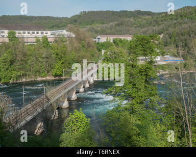 Chutes du Rhin en Suisse début printemps Banque D'Images