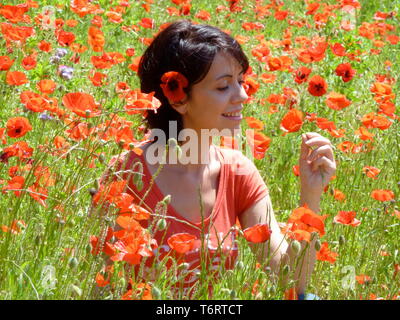 Sud de la France, l'Occitanie, Languedoc - une jeune femme française dans un champ de coquelicots Banque D'Images