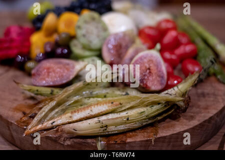 Assiette de fruits et légumes, photographié à Babylonstoren Wine Estate, Franschhoek, Afrique du Sud Banque D'Images