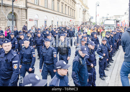 Varsovie / Pologne - 05.01.2019 : nationalistes (Konfederacja KORWiN Braun Liroy Narodowcy) manifestant contre l'Union européenne et l'inquiétant patriotes de mars. Banque D'Images