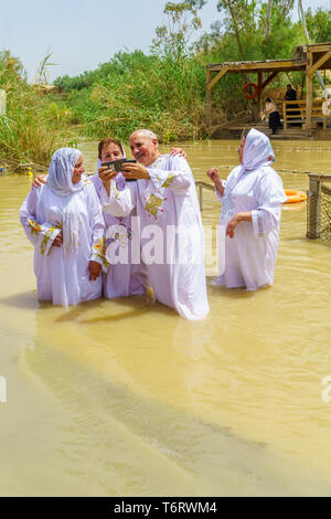 Qasr el Yahud, Cisjordanie - 24 Avril 2019 : Pèlerins baptiser à Qasr el Yahud (Château des juifs), dans le fleuve du Jourdain. C'est l'emplacement traditionnel de Banque D'Images