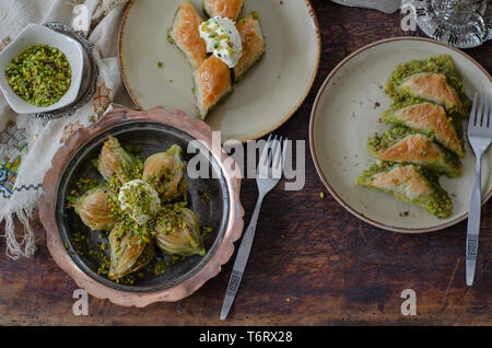 Sobiyet dessert turc Baklava, moules et baklava baklava classique à la Pistache / Fistikli Baklava, vue du dessus. Banque D'Images