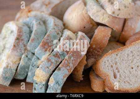 Tranches de pain moisi sur planche à découper en bois.non comestibles. aliments moisis Banque D'Images