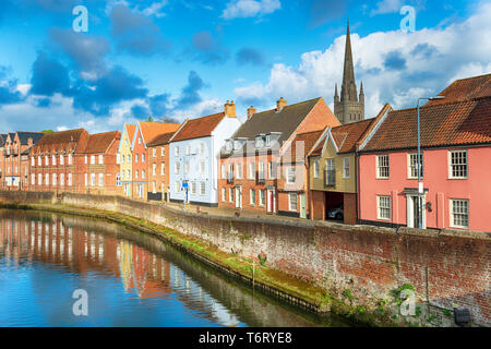 Maisons de ville historique sur le quai côté dans la ville de Norwich dans le Norfolk Banque D'Images