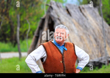 Petrikovka, région de Dniepropetrovsk, 28 04 2019. Un homme âgé dans le costume national ukrainien sourit à la festival ethnique, le printemps, l'été Banque D'Images