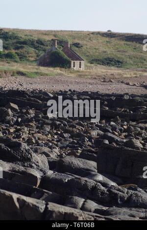 Maison en pierre en ruine le long de la côte de Fife en Crail. L'Écosse, au Royaume-Uni. Banque D'Images