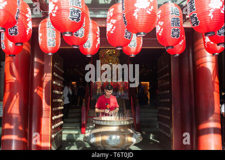 11.08.2018, Singapour, République de Singapour, en Asie - est un homme priant au Buddha Tooth Relic Temple dans le quartier chinois. Banque D'Images