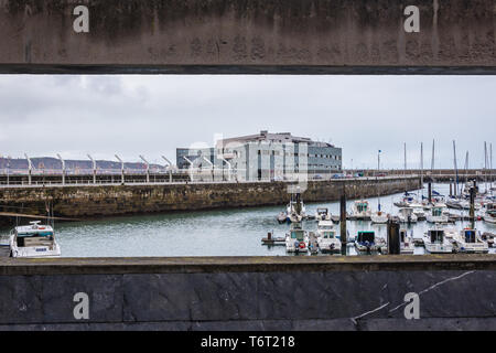 Puerto Deportivo de Gijon Harbour à Gijon dans les Asturies, région de l'Espagne, avec vue bâtiment Talasoponiente Banque D'Images