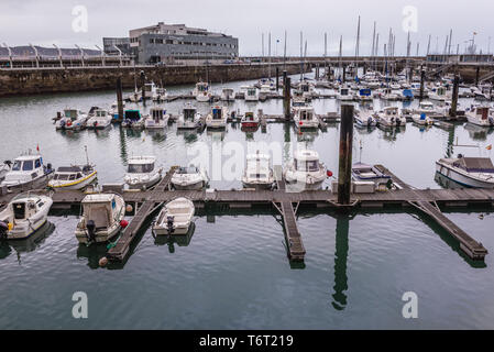 Puerto Deportivo de Gijon Harbour à Gijon dans les Asturies, région de l'Espagne, avec vue bâtiment Talasoponiente Banque D'Images