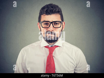 Doute sceptique businessman looking at camera Banque D'Images