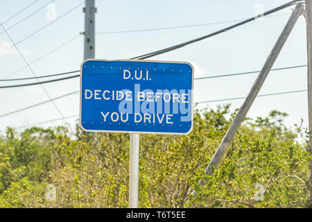 DUI panneau bleu sur route et décider avant de conduire un texte à Islamorada, Florida Keys durant la journée sur la rue Overseas Highway Banque D'Images