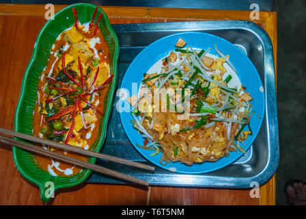 Servi curry Panang et pad thai, thai cuisine Banque D'Images