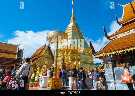 Chiang Mai, Thaïlande - Déc 2015 : Les gens de prier et de donner à l'offre le temple Doi Suthep. Banque D'Images