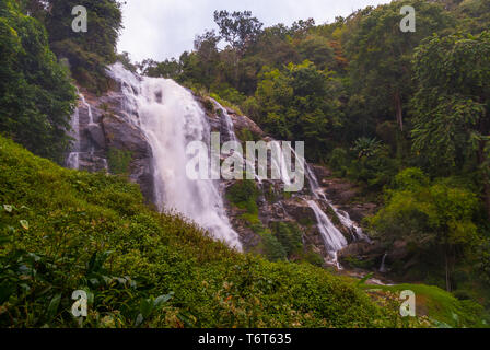 Cascade de Wachirathan, parc national de Doi Inthanon, Thaïlande Banque D'Images