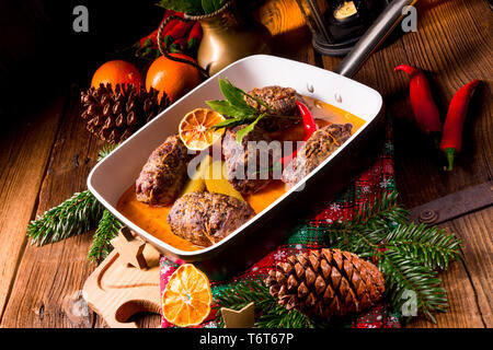 Roulades de boeuf hivernal avec prune et de farce et de concombre bacon Banque D'Images