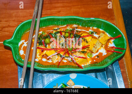 Servi curry Panang, thai cuisine Banque D'Images