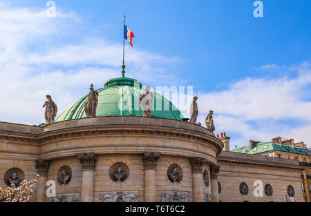 Les détails architecturaux d'un bâtiment historique avec une façade drapeau français sur le toit. Paris, France. Avril 2019 Banque D'Images